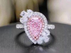 Диаманты выросли лабораторией, который розовые